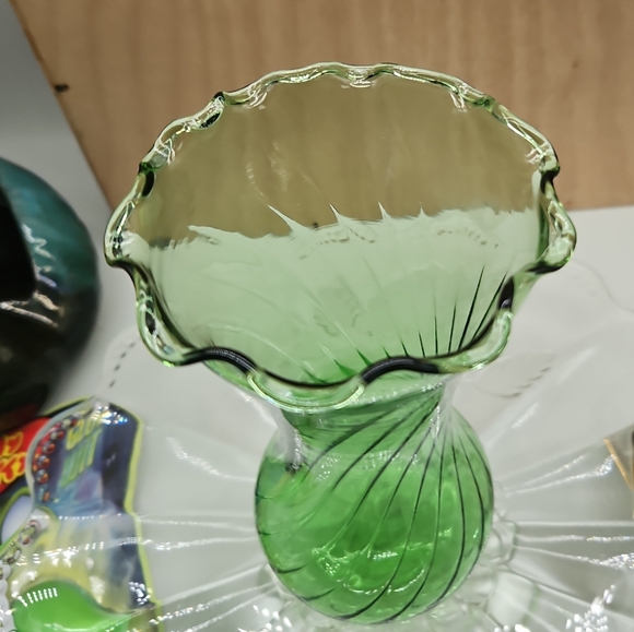 Green glass vase - Picture 2 of 2